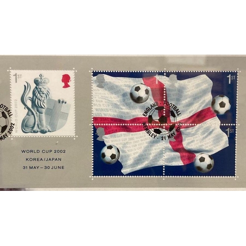 529 - A World Cup heroes of 1966 sovereign Coin First Day Cover to include a signed photograph of Bobby Mo... 