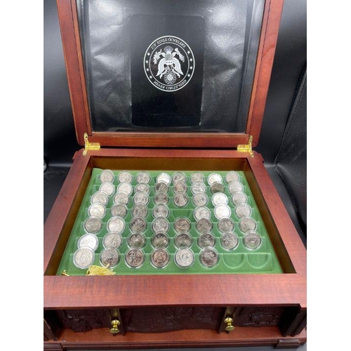 542 - Wooden display chest of uncirculated USA quarters, top layer 54 single coins, storage drawers contai... 