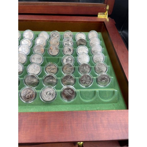 542 - Wooden display chest of uncirculated USA quarters, top layer 54 single coins, storage drawers contai... 