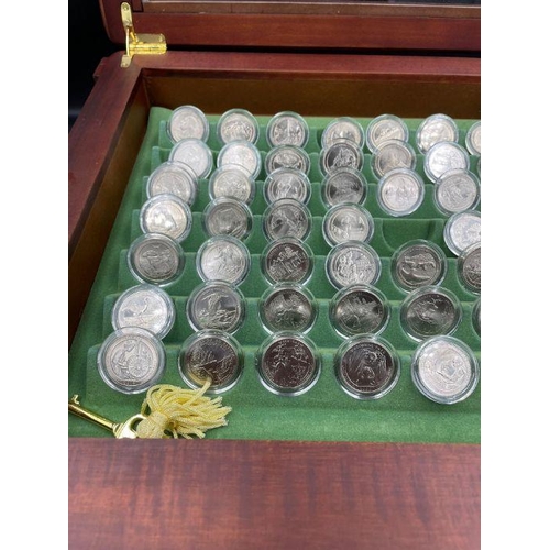 542 - Wooden display chest of uncirculated USA quarters, top layer 54 single coins, storage drawers contai... 