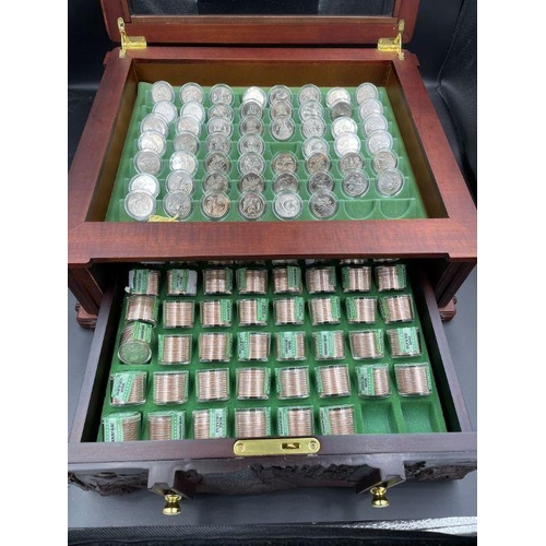 542 - Wooden display chest of uncirculated USA quarters, top layer 54 single coins, storage drawers contai... 