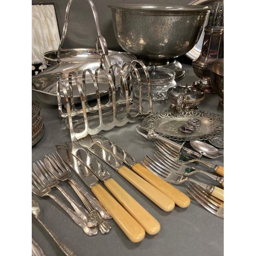 602 - A quantity of silver plate, pewter and white metal items to include cutlery, bowls, tankard and a to... 