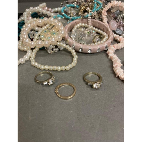 611 - A quantity of costume jewellery