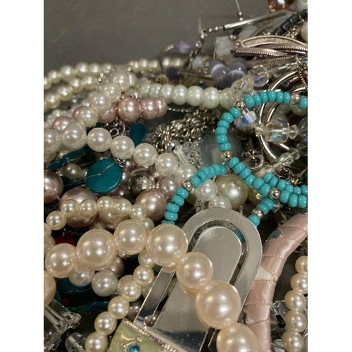 611 - A quantity of costume jewellery