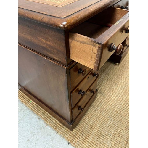 63 - A ladies writing desk with leather top (H73cm W118cm D60cm)