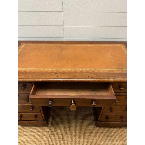 63 - A ladies writing desk with leather top (H73cm W118cm D60cm)