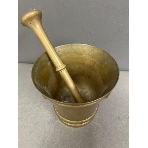 639 - A brass Apothecary mortar and pestle