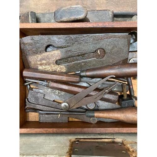 675 - A green painted tool chest containing a selection of vintage tools and planes