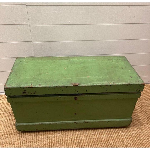 675 - A green painted tool chest containing a selection of vintage tools and planes