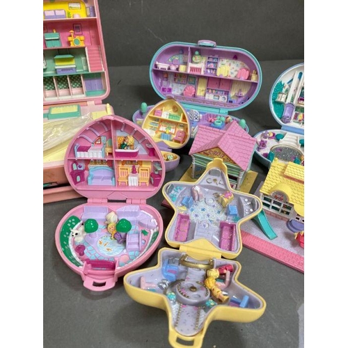 709 - A selection of Polly Pocket toys