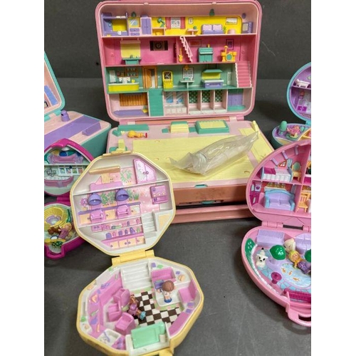 709 - A selection of Polly Pocket toys