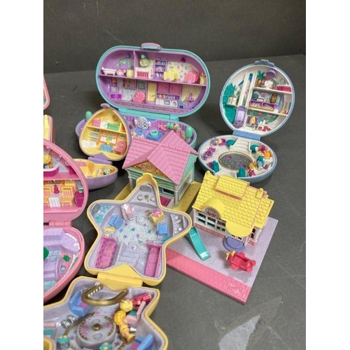 709 - A selection of Polly Pocket toys