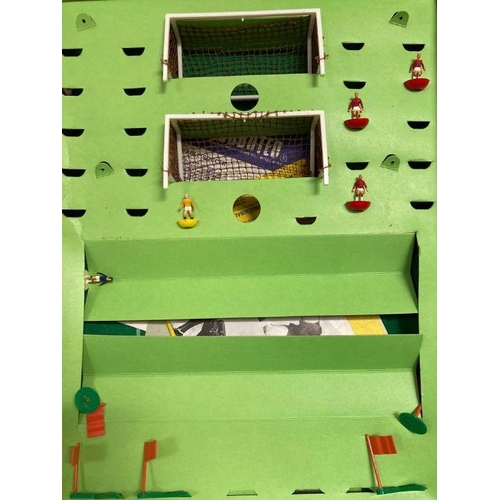 712 - A selection of vintage Subbuteo figures and games AF