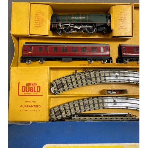 714 - A Hornby Dublo electric train set