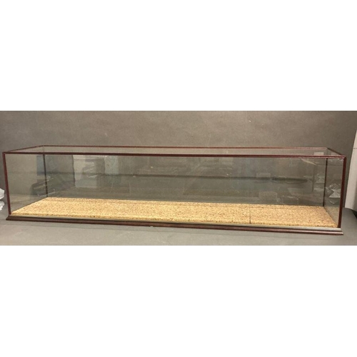 722 - Display case and with dimensions of: L: 128 cms x H: 28 cms x D: 31 cms.