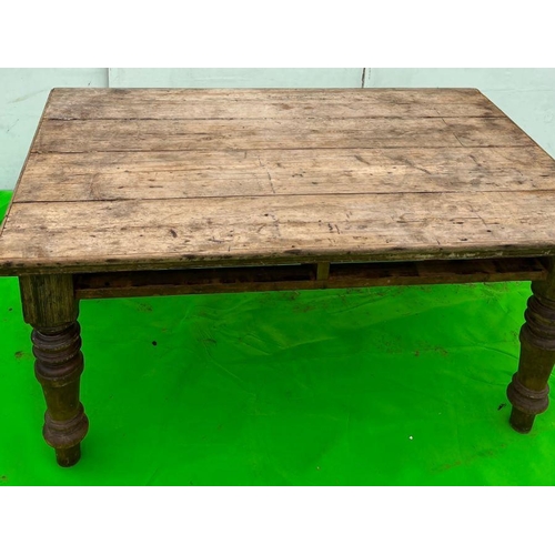 92 - A vintage pine farmhouse table on turned legs (No drawers) (H79cm W160cm W114cm)