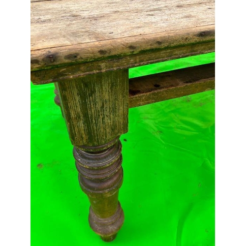 92 - A vintage pine farmhouse table on turned legs (No drawers) (H79cm W160cm W114cm)