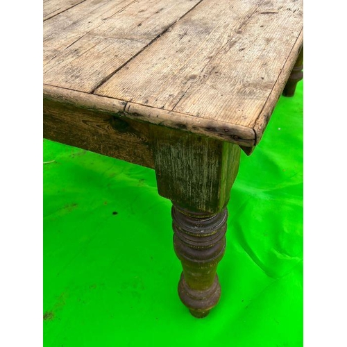 92 - A vintage pine farmhouse table on turned legs (No drawers) (H79cm W160cm W114cm)