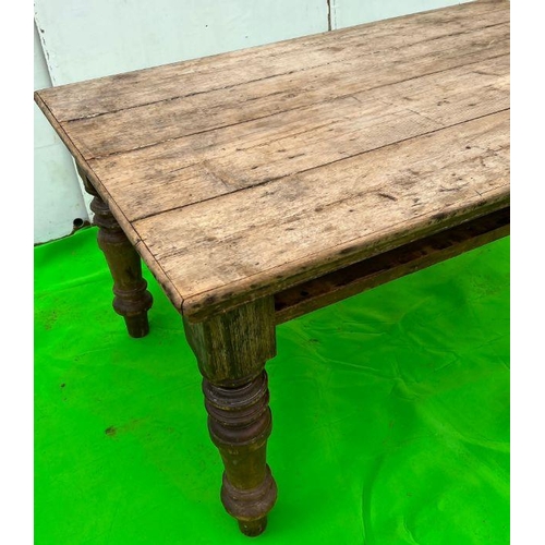 92 - A vintage pine farmhouse table on turned legs (No drawers) (H79cm W160cm W114cm)