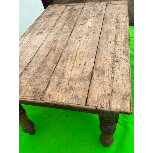 92 - A vintage pine farmhouse table on turned legs (No drawers) (H79cm W160cm W114cm)