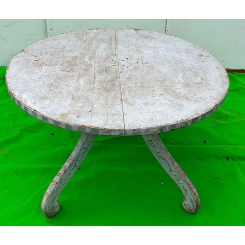 95 - A circular painted table (H74cm Dia120cm)