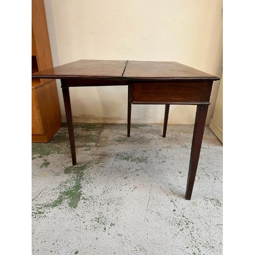 3 - A mahogany tea table on tapering legs (H73cm W92cm D86cm)