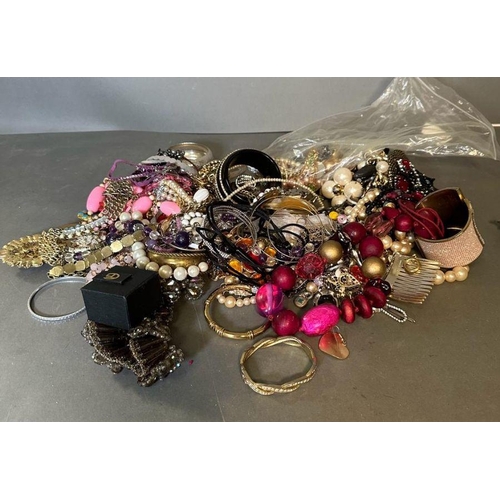 621 - A selection of quality costume jewellery