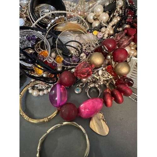 621 - A selection of quality costume jewellery