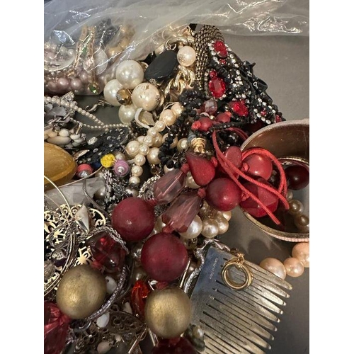 621 - A selection of quality costume jewellery