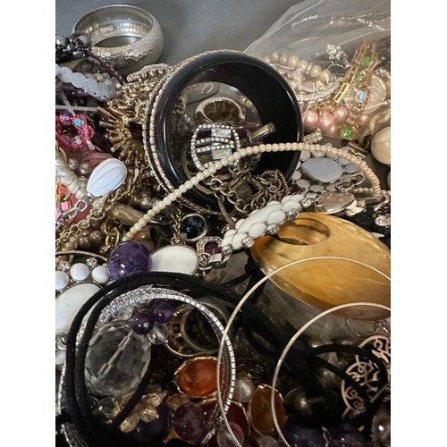 621 - A selection of quality costume jewellery