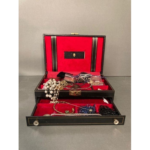 628 - A selection of costume jewellery in a jewellery box