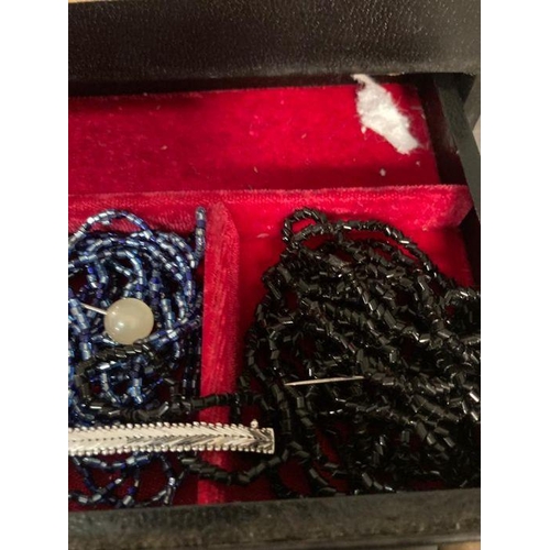 628 - A selection of costume jewellery in a jewellery box