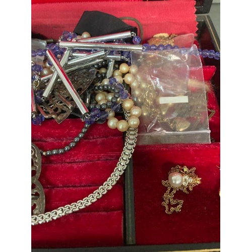 628 - A selection of costume jewellery in a jewellery box