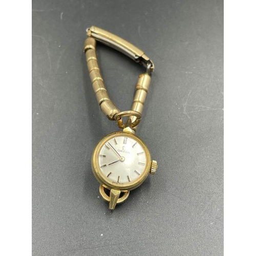 631 - A Ladies gold Omega watch on a gold metal stainless steel expandable bracelet.