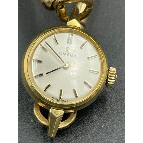 631 - A Ladies gold Omega watch on a gold metal stainless steel expandable bracelet.