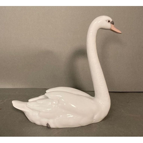 73 - A Lladro swan