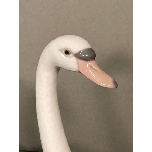 73 - A Lladro swan