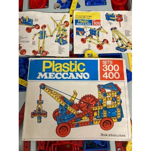 890 - A boxed vintage plastic Meccano set