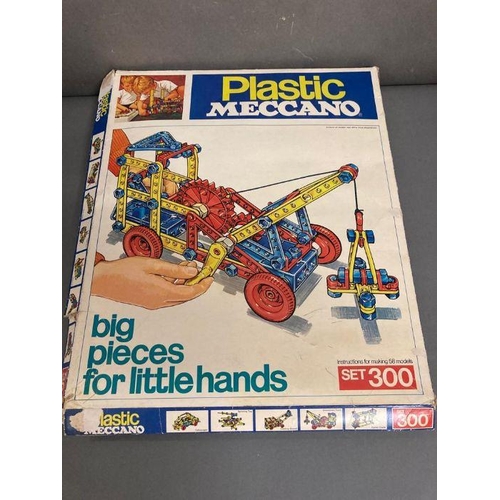 890 - A boxed vintage plastic Meccano set