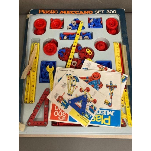 890 - A boxed vintage plastic Meccano set