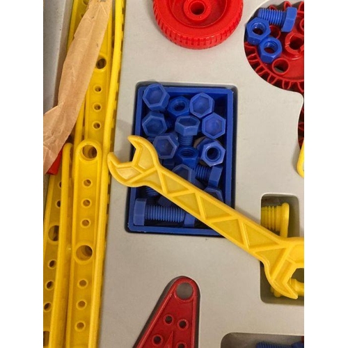 890 - A boxed vintage plastic Meccano set