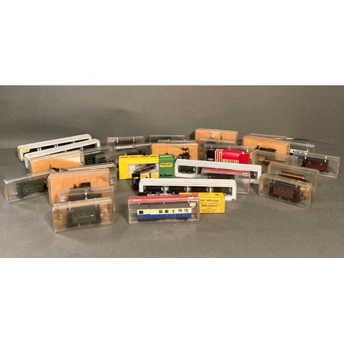 894 - A selection of model railway engines and rolling stock