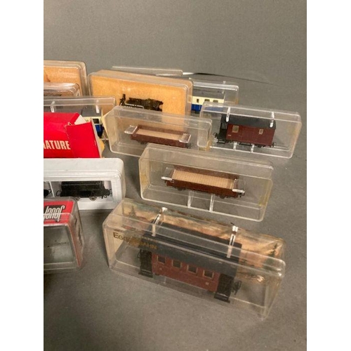 894 - A selection of model railway engines and rolling stock