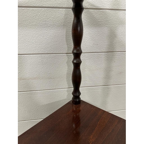 142 - A mahogany four tier corner stand on turned supports (H110cm D30cm W50cm)