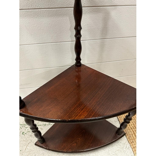 142 - A mahogany four tier corner stand on turned supports (H110cm D30cm W50cm)