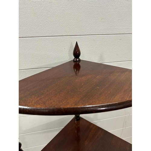 142 - A mahogany four tier corner stand on turned supports (H110cm D30cm W50cm)