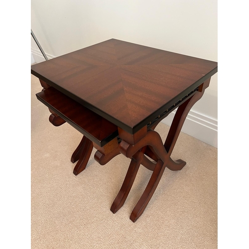 177 - A pair of nesting reproduction tables on cross supports (H44cm E45cm D36cm)