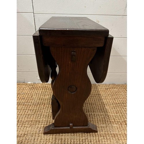 198 - A small oak drop leaf table (H46cm)