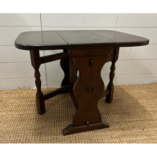 198 - A small oak drop leaf table (H46cm)