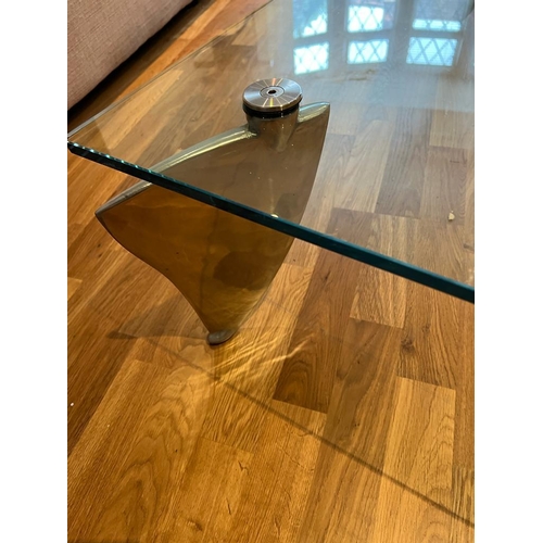 37 - A glass coffee table on shaped chrome legs (H29cm W115cm D77cm)